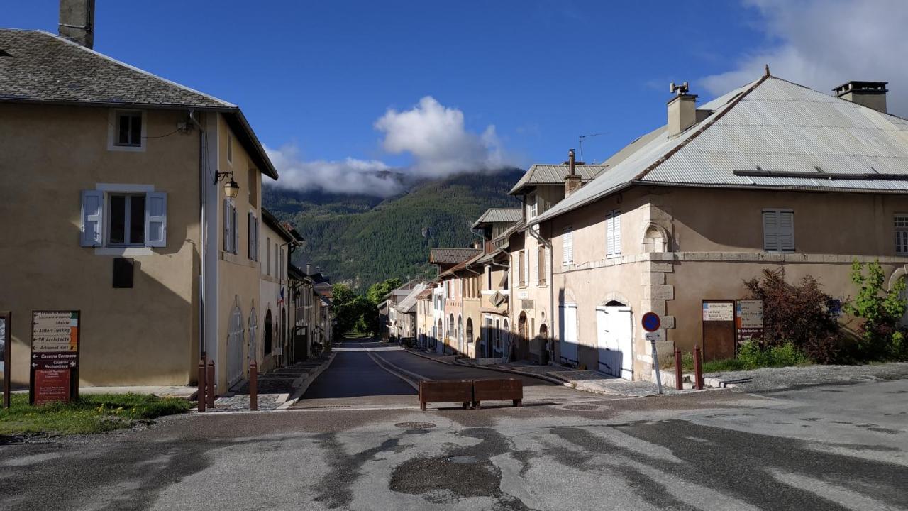 Chez Jacquie Et Fifi Panzió Mont-Dauphin Kültér fotó